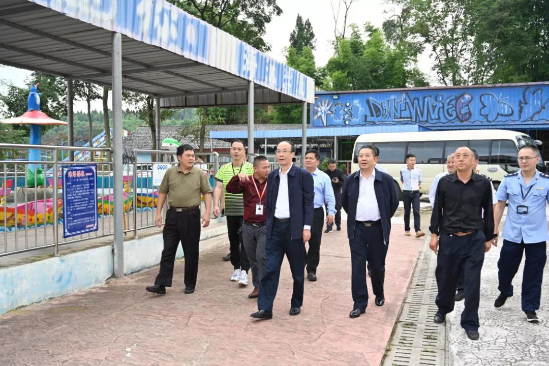 ( 区长李步彬,常务副区长苏一元一行检查节前安全 )
