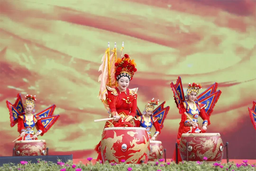 车展会现场 还有精彩的节目表演 鼓舞旗开得胜 皇家竖琴,惊艳的舞蹈等