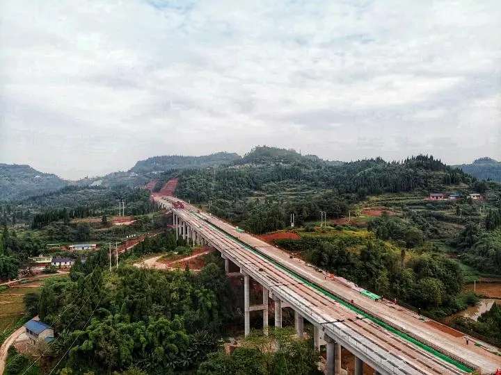 大足—内江高速重庆段最长桥梁全幅贯通