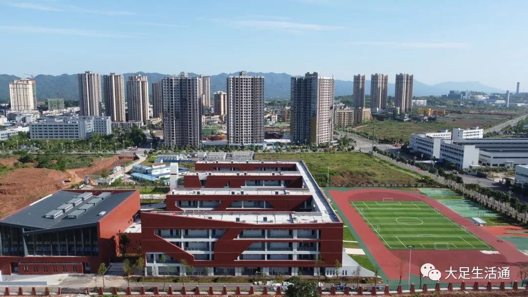重庆市大足区高新区小学 位于万古镇千秋大道 (大足第三人民医院后门