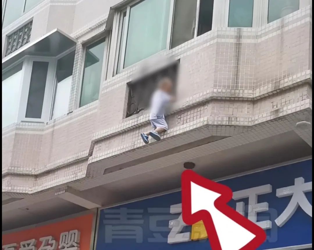 1 男童爬出窗外坠楼 众人用窗帘稳稳接住 13日下午,石家庄某小区