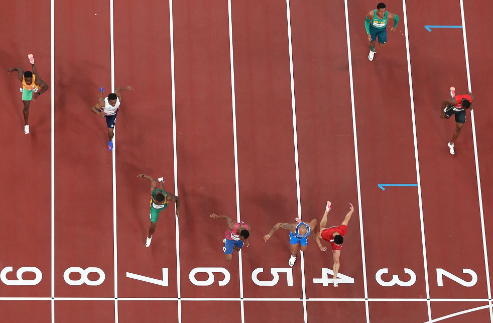 苏炳添在半决赛撞线前受到了干扰.图/新华社