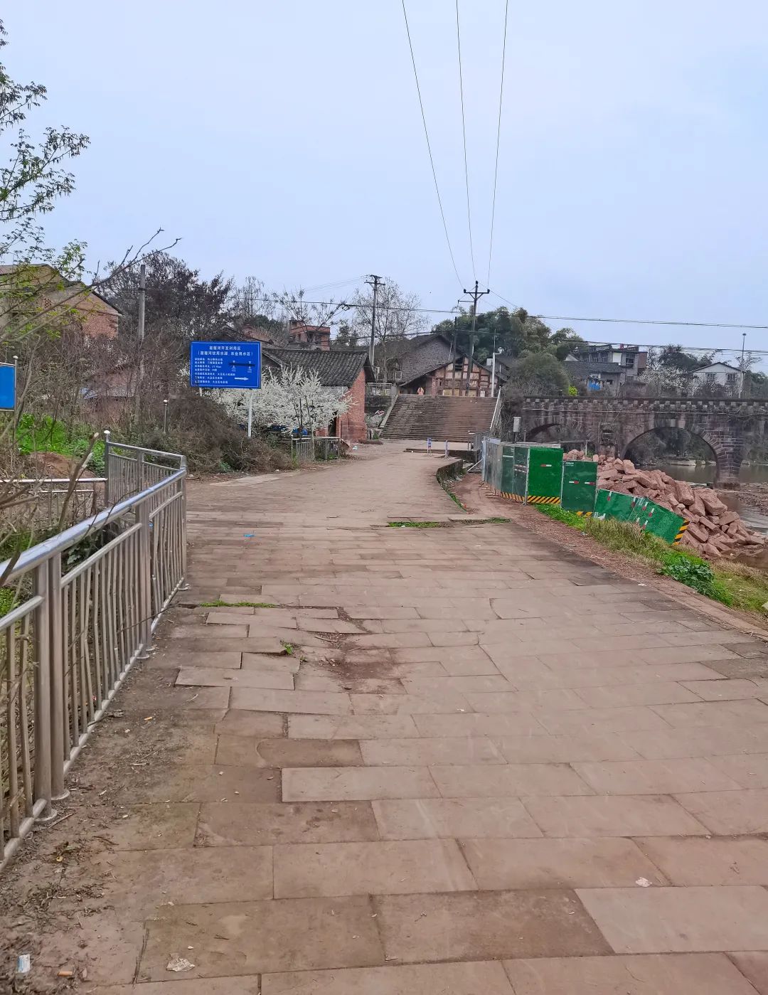 大足区三驱粮站 位于三驱镇大桥村1组国有土地上房屋 分两个阶段实施