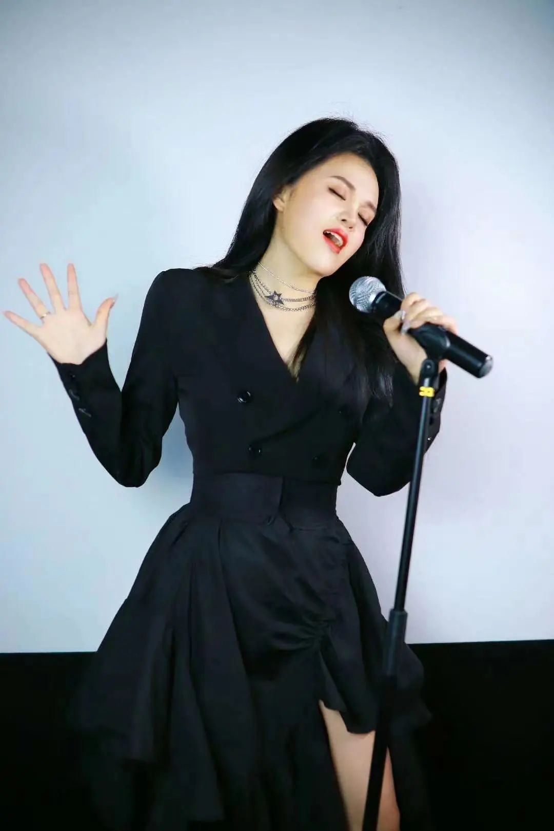 袁蕾莹 重庆美女歌手,音乐科班出生,台风稳,擅长各类热门歌曲演唱